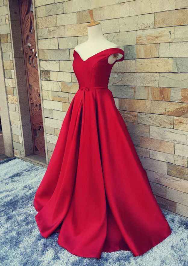 Robe de bal en satin à épaules dénudées et traîne avec ceinture